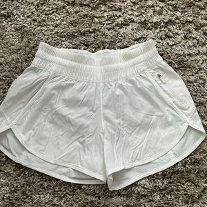 Like new! Woman’s size 6 Lululemon white hottie short